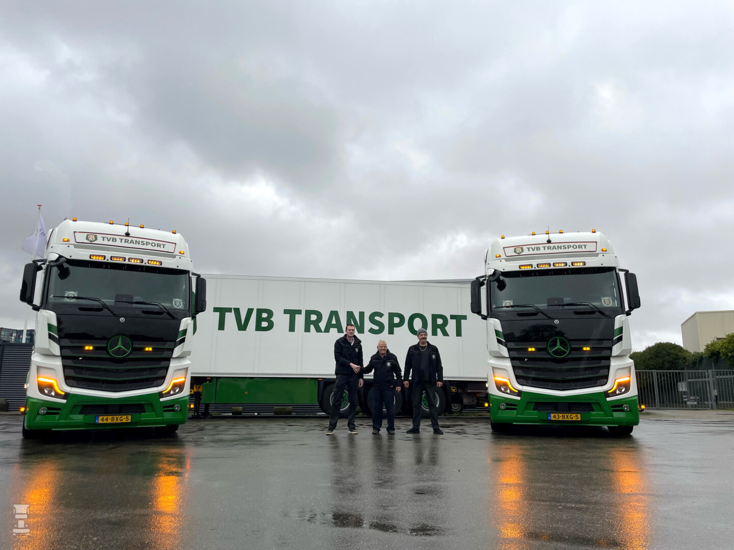 twee-actros-l-trekkers-voor-tvb-transport